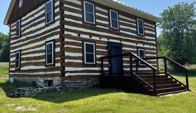 Quiet and secluded, Civil War-era log farmhouse near Historic Gettysburg for 8