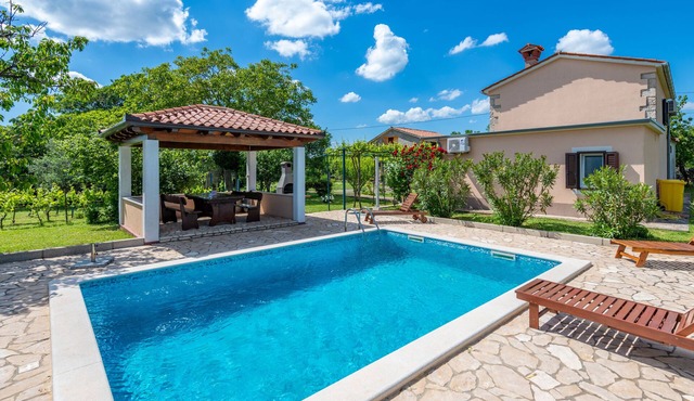 Quiet and secluded, minutes to beach, private pool in a wonderful garden