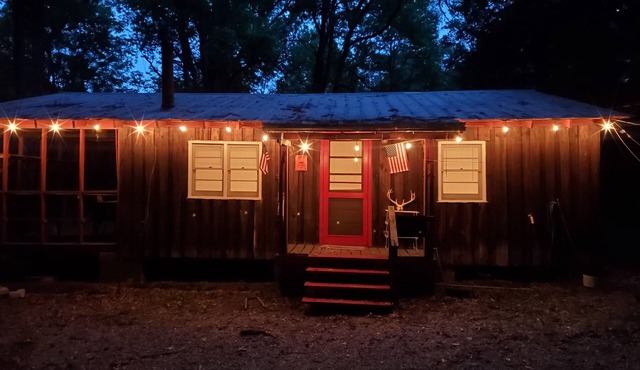 Quiet and secluded rustic/vintage cabin near Clarks Hill Lake and Lake Russell