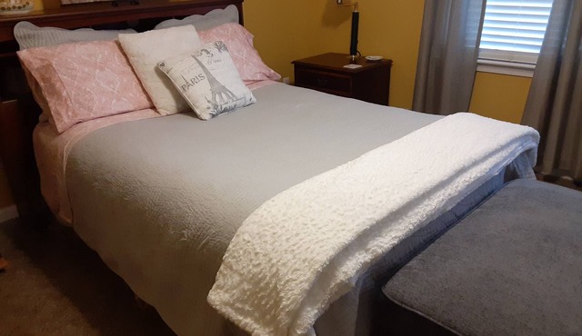 Quiet and Spacious, in Tranquil Neighborhood private rm