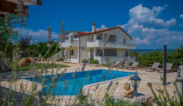 Quiet and Spacius Family Villa, Heated Pool, Big Yard – Near Makarska & Split