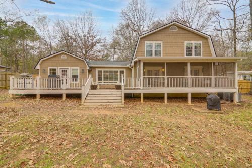 Quiet and Stylish Waterfront Gem with Dock in Eatonton