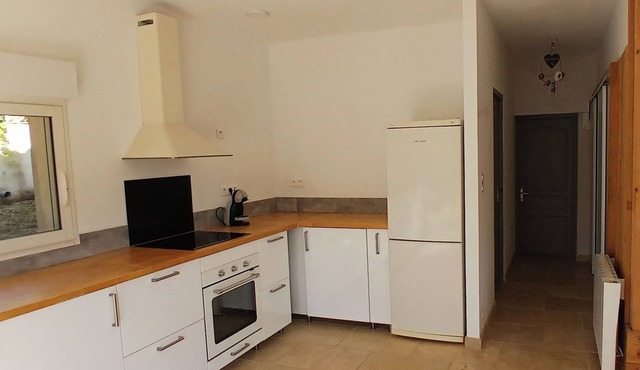 QUIET APARTMENT 3kms from Uzès. Edge of garrigue. Swimming pool. Ideal for couples