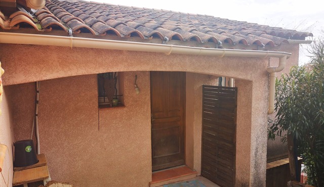 Quiet apartment above a villa