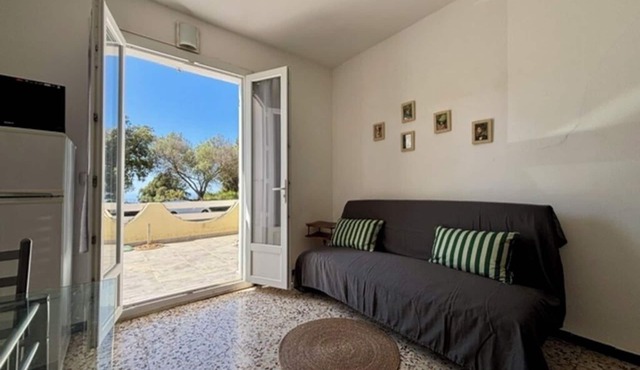 Quiet apartment and grounds. Sea view and maquis