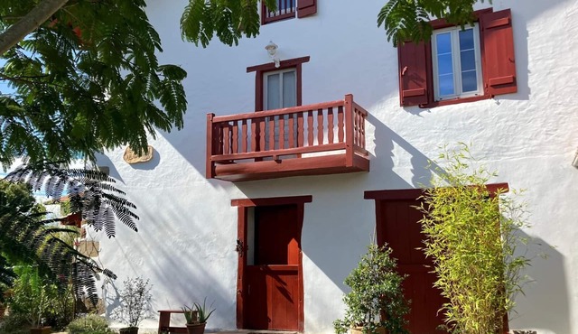 Quiet apartment at the foot of the Rhune with lovely grounds