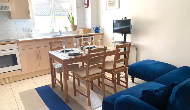 Quiet apartment. Basingstoke Canal. Centre. Few steps to Woking Station.