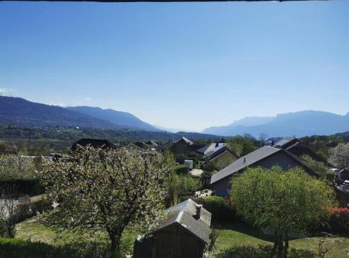 Quiet apartment between sky and mountains