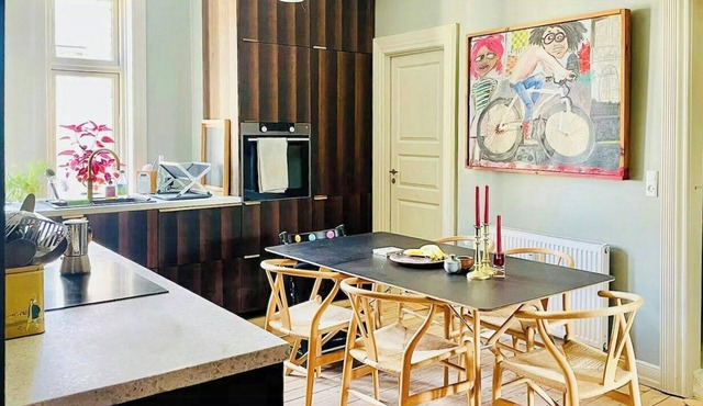Quiet apartment with balcony by Frederiksberg Have