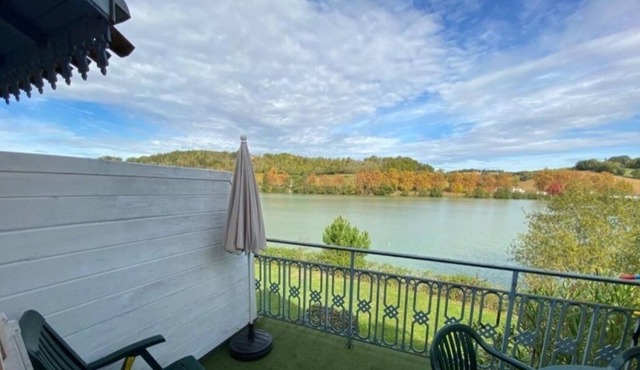 Quiet apartment facing the lake