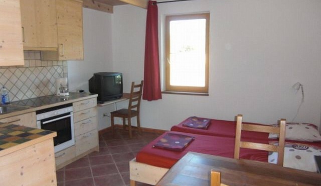 Quiet apartment for two with pool and near the river