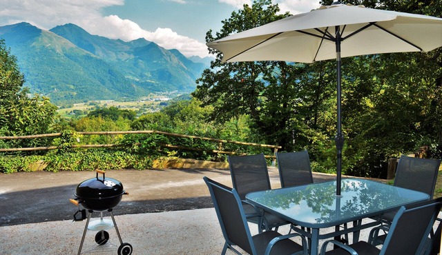 Quiet apartment overlooking the mountains
