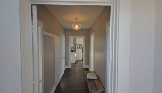 Quiet apartment in Pointe-Claire Village near water