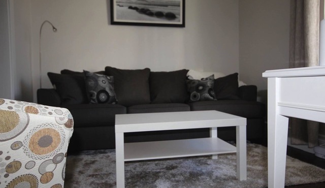 Quiet apartment in Pointe-Claire Village near water