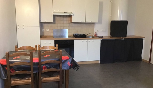 Quiet apartment in medieval town of st macaire