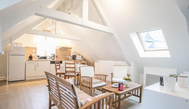 Quiet apartment in Bayeux 9km from beach