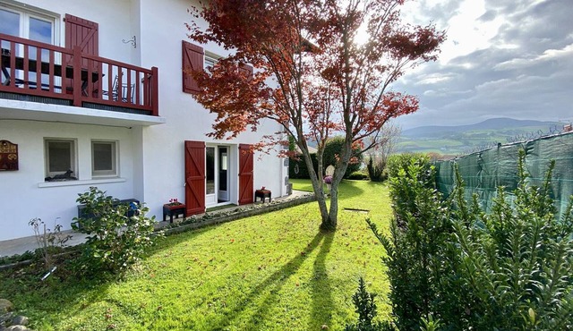 Quiet apartment in Hasparren with garden and Wi-Fi, 4 sleeps