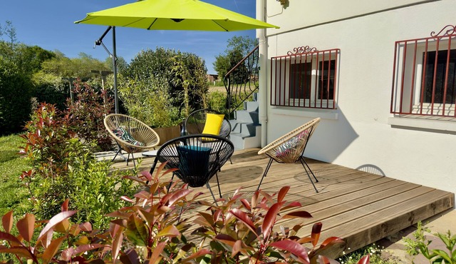 Quiet apartment near Bayonne & beaches. Panoramic view, private terrace, BBQ.