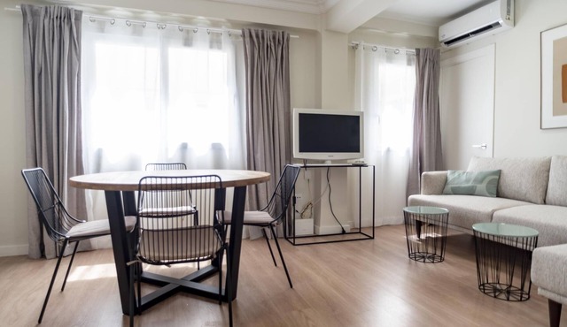 Quiet Apartment Pl. Cisneros 2 -5 pax, in Ciutat Vella, in downtown Valencia
