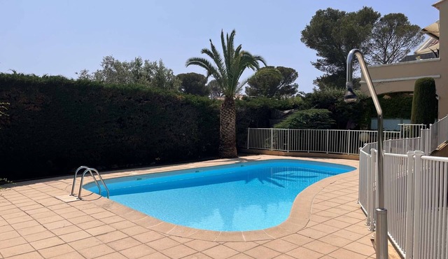 Quiet apartment with terrace in St Raphaël, near beach
