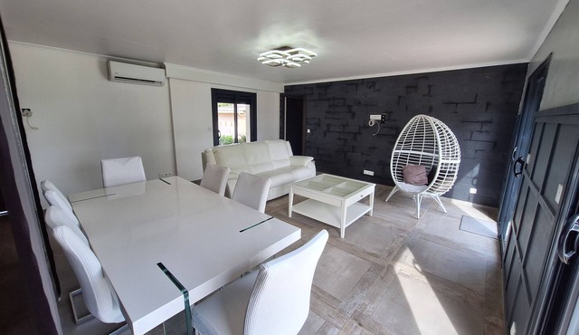 Quiet apartment - walks, bikes and private garden