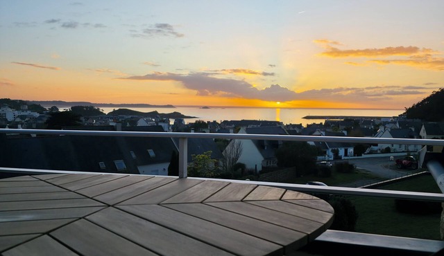 Quiet apartment with exceptional sea view on the heights of Erquy comfort + parking