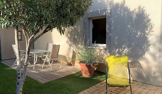 Quiet apartment with air conditioning and parking in Bouzigues