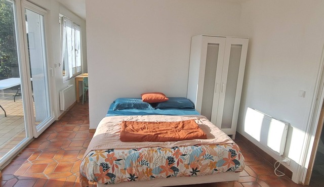 Quiet apartment with private garden and parking space