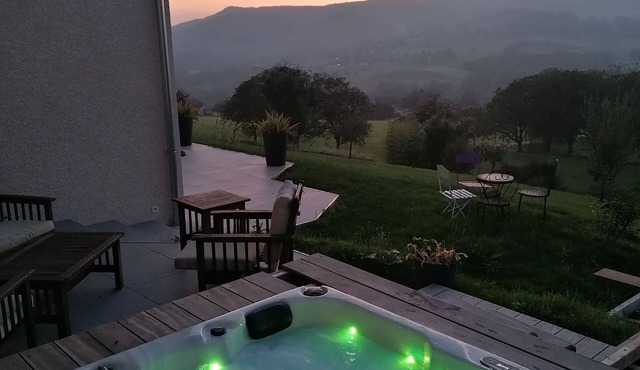 Quiet architect-designed house with terraces, garden and jacuzzi