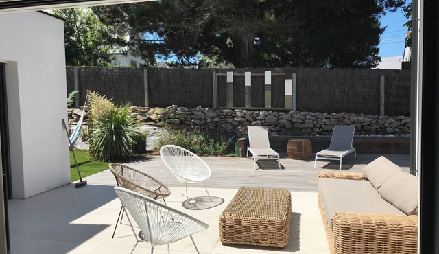 Quiet architect-designed villa 50m from beaches