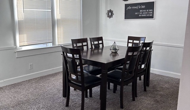 Quiet area close to downtown! 3 bedroom 2 bath sleeps 7!