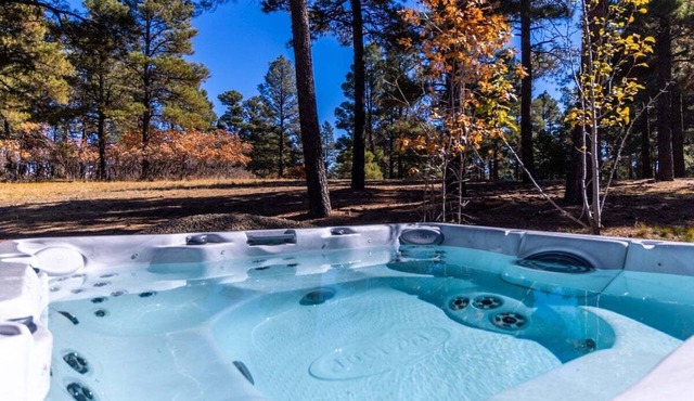 Quiet Area, Hot Tub, Close to Lakes, Shopping and Dining