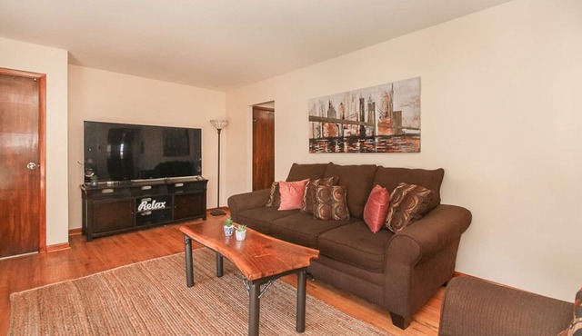 Quiet Area ★ Pool Table ★ Fenced Yard ★ Near Hospital & Airport