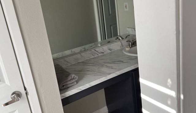 Quiet area with pool and gym in the area . Mall is 10 minutes away