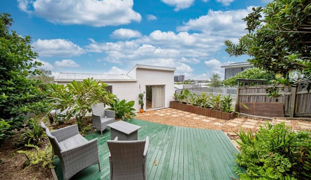 Quiet back yard guest house in the heart of Bulimba.