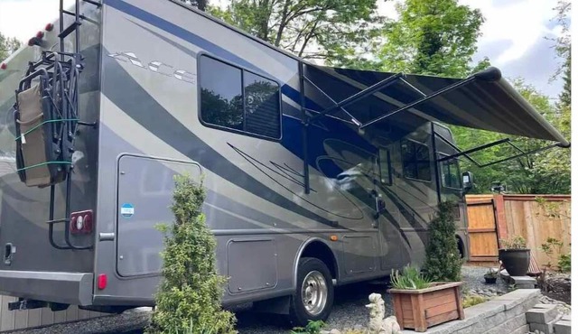 Quiet Backyard Class A Motorhome. Near Airport and Light Rail