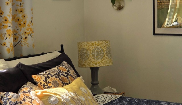 Quiet Balcony midst lilac trees awaits! Sleeps 4, dog and child friendly!