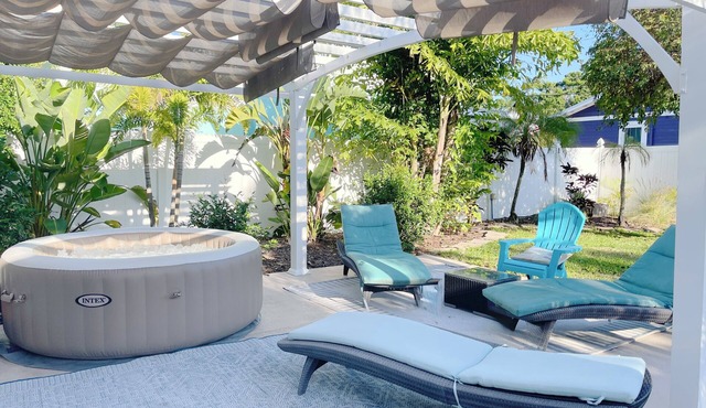Quiet beach cottage with SPA near Anna Maria Island and IMG, downtown