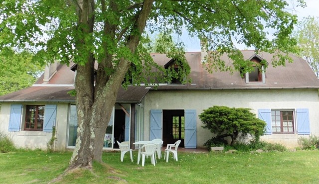 Quiet Béarnaise house, view of the Pyrenees, 2km from Orthez (12,000 inhabitants)