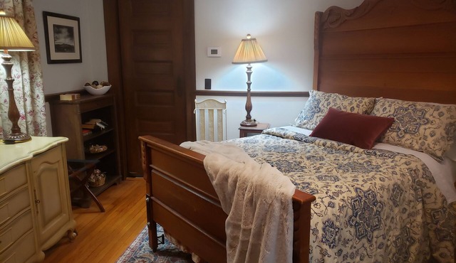 Quiet, Bright, and Spacious Apartment in Historic District.