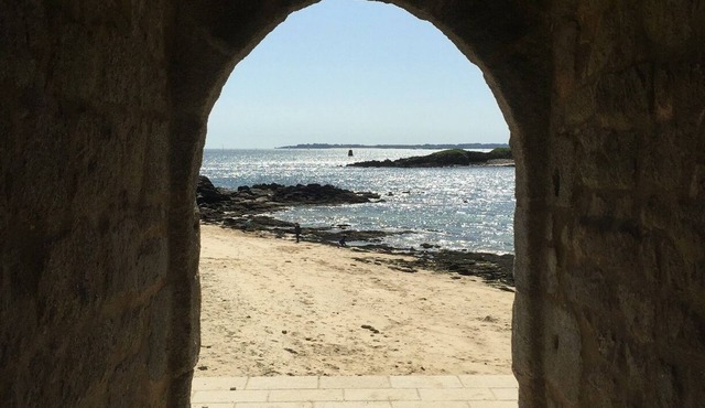 Quiet, bright apartment on the Brittany seafront, 1 minute's walk from the beach.