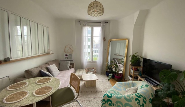 Quiet, bright apartment near Paris
