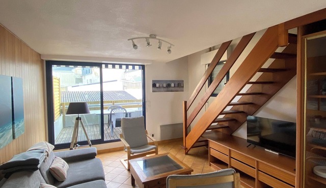 Quiet, bright duplex apartment just a stone's throw from the beach and town centre, garage and terrace.