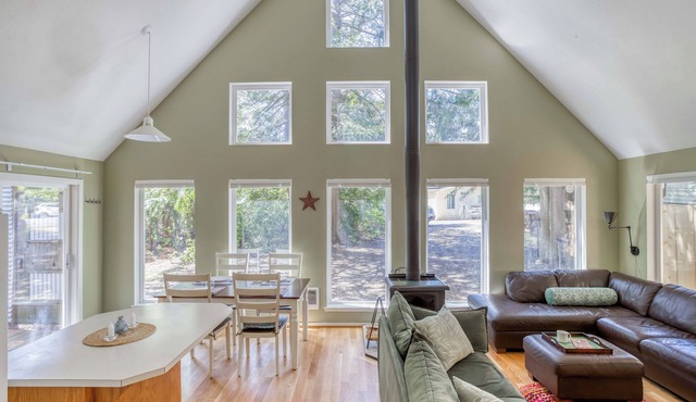 Quiet, Bright Home in Nehalem, Woodstove, Bedrooms with Balconies, Dog-Friendly!