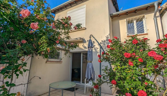 Quiet, bright house, garden, close to the metro