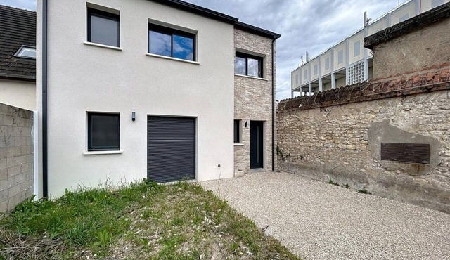 Quiet, bright new house - 4 bedrooms - Near center of Orléans