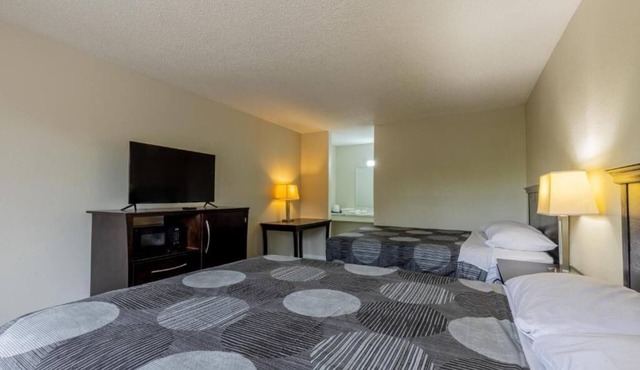 Quiet Budget Stay Near Beeville Country Club | 4 Rooms Perfect for Group Stays!