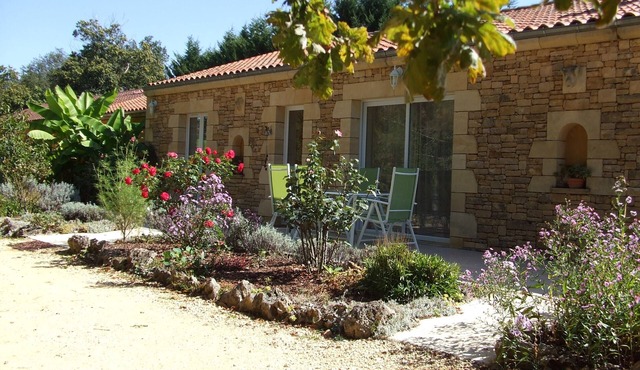 Quiet bungalow - private heated pool 5 mins from SARLAT