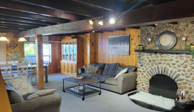Quiet by the lake, Cozy cottage w/hot tub and fire pit