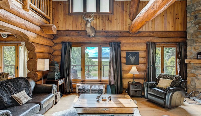 Quiet Escape in a Log cabin Overlooking the Bay. Hottub, Nature and Tranquility.